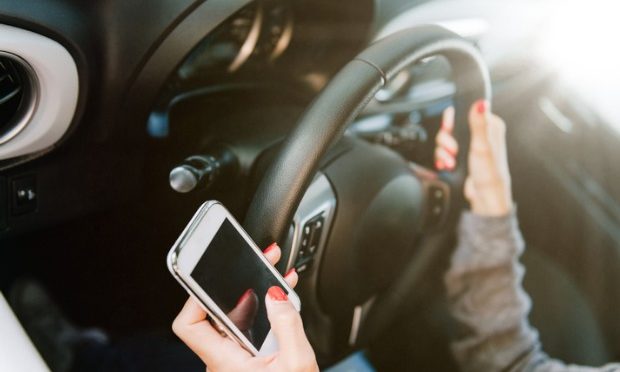 10 annoying and dangerous driving habits_istock