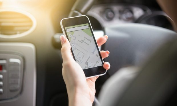 5 major cellphone motoring safety issues_istock
