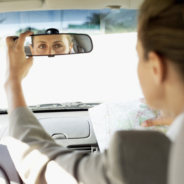 Водитель смотрит в зеркало. Девушка в зеркале машины. Отражение в зеркале машины.