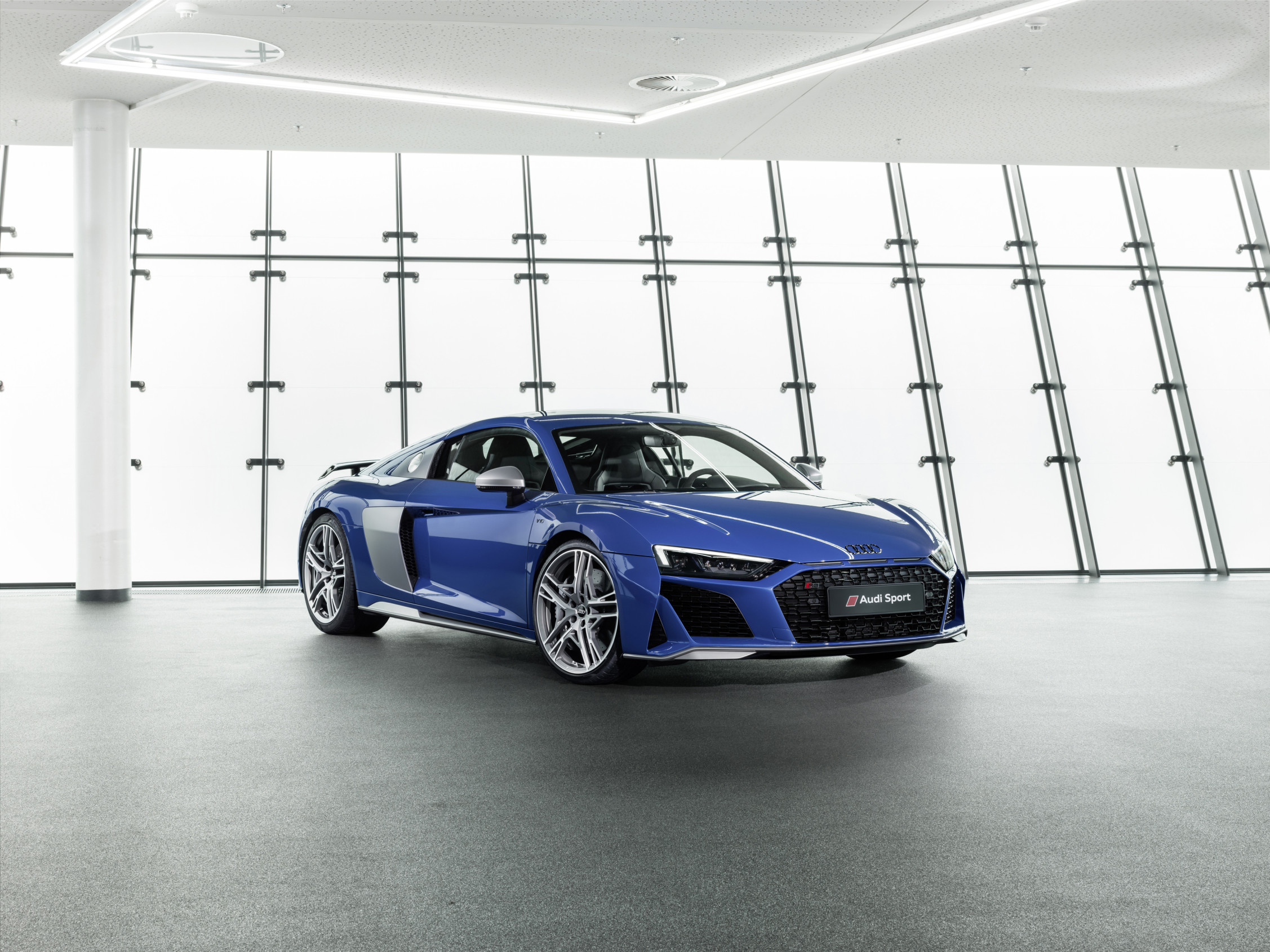 Delivery of the upgraded Audi R8 V10 has begun for "VIP customers"