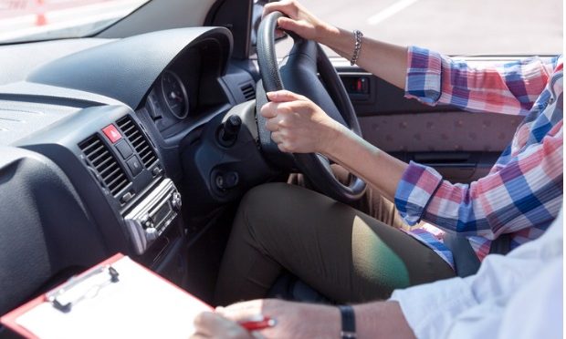 How to choose the right driving school_istock