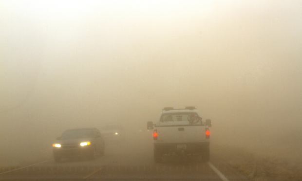 How-to-handle-driving-through-a-dust-storm_istock