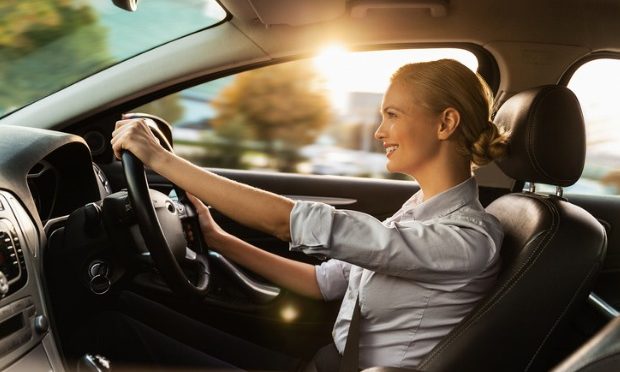 How women should adjust their driving positions_istock