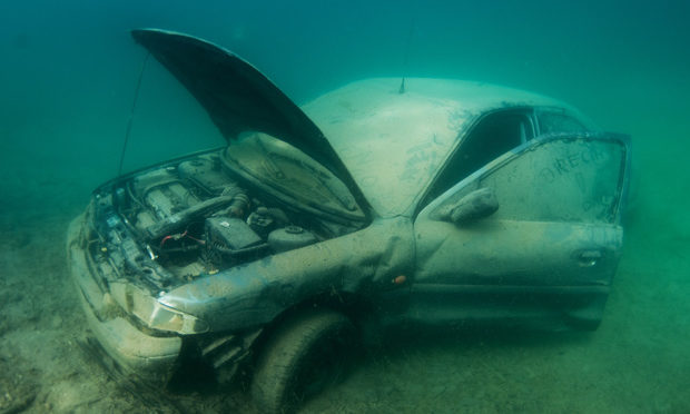 how-to-escape-survive-sinking-vehicle_istock