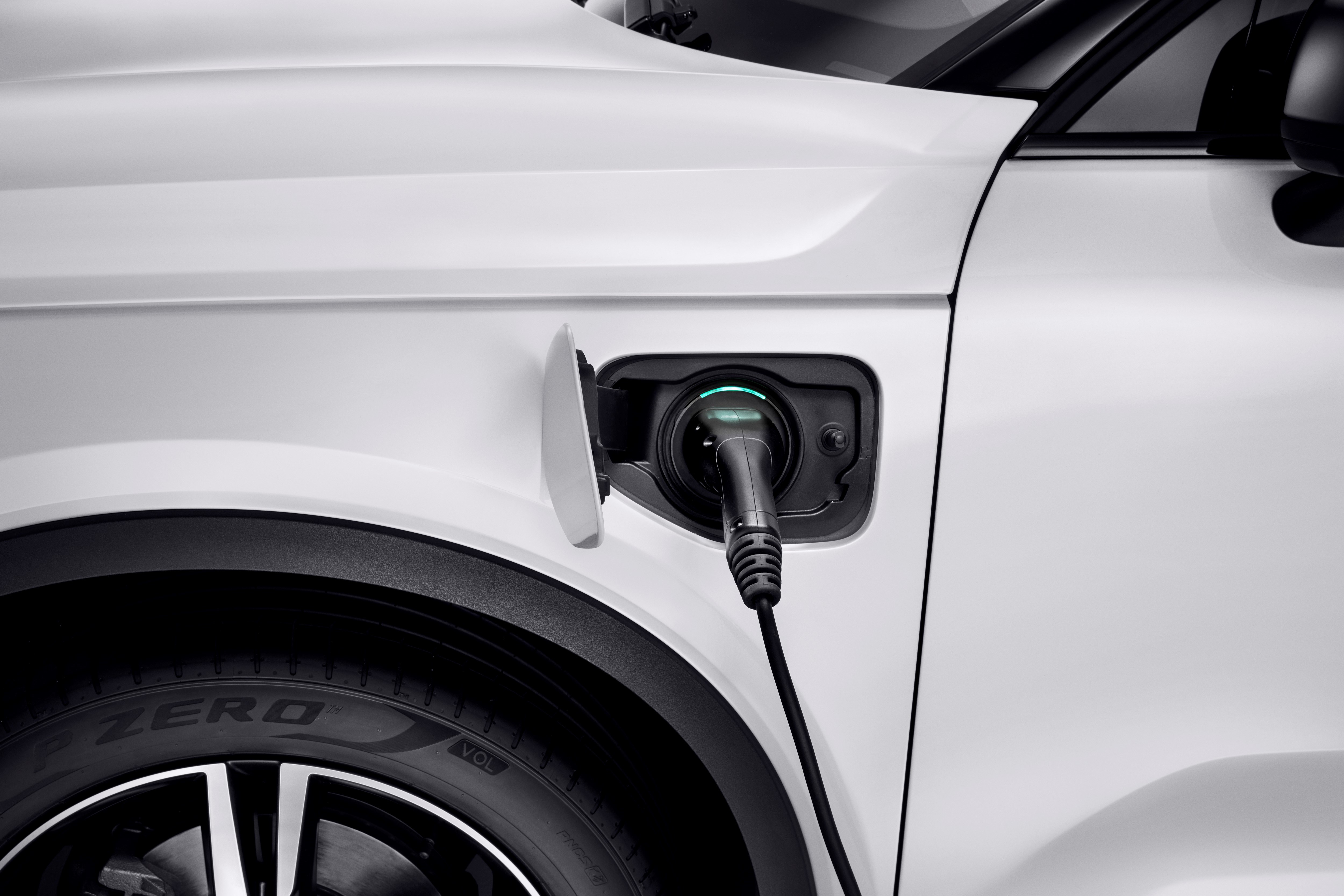 Volvo | fully electric XC40